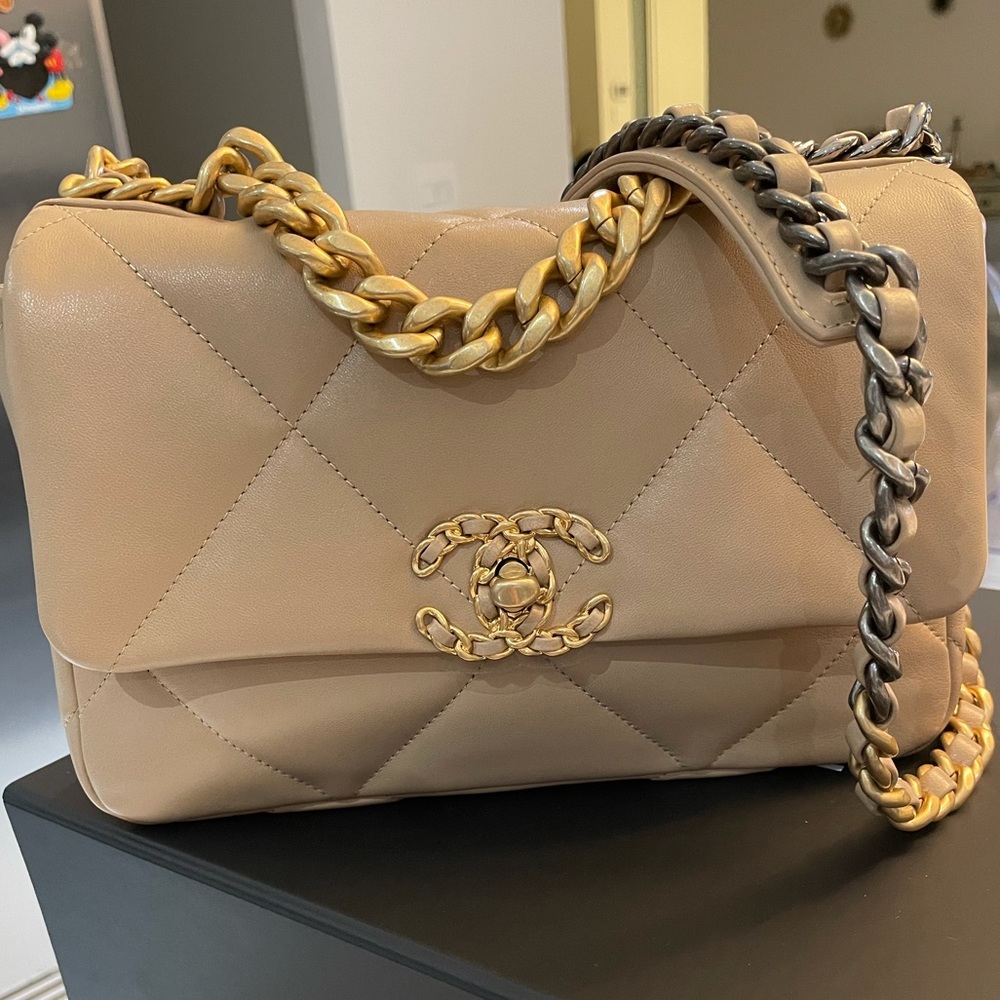 Chanel 19